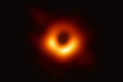 agujero negro y tierra