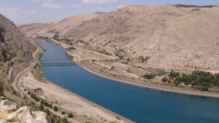 el rio eufrates se encuentra en varios paises turquia siria e irak