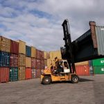 ¿Es seguro transportar alimentos perecederos en la maleta facturada?