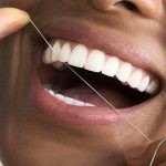La forma correcta de usar el hilo dental para una buena higiene bucal
