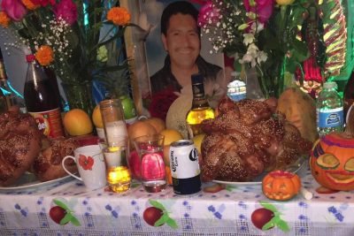 que significa la sal en el altar de muertos