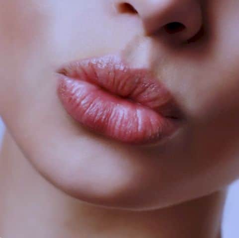 Cómo tener labios rojos naturales: trucos para resaltar tu belleza