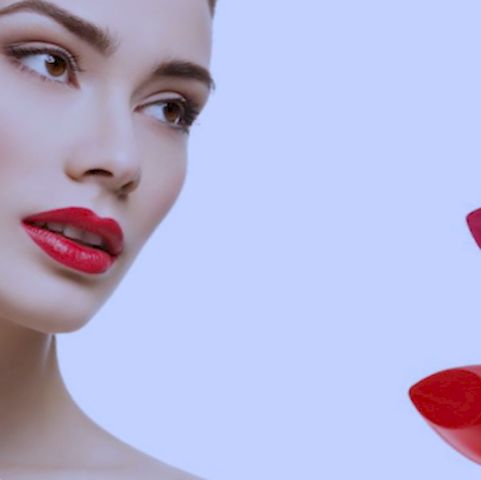 Quitar ojeras con labial rojo: descubre el poder del corrector rojo